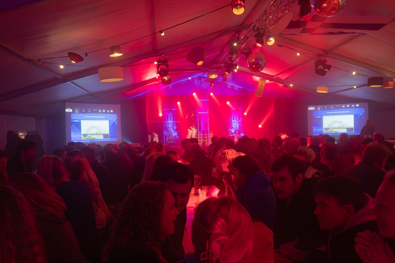 Pubquiz en feest in de tent bij Café de Ridder